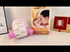 Modenna zieht die Windel hoch.